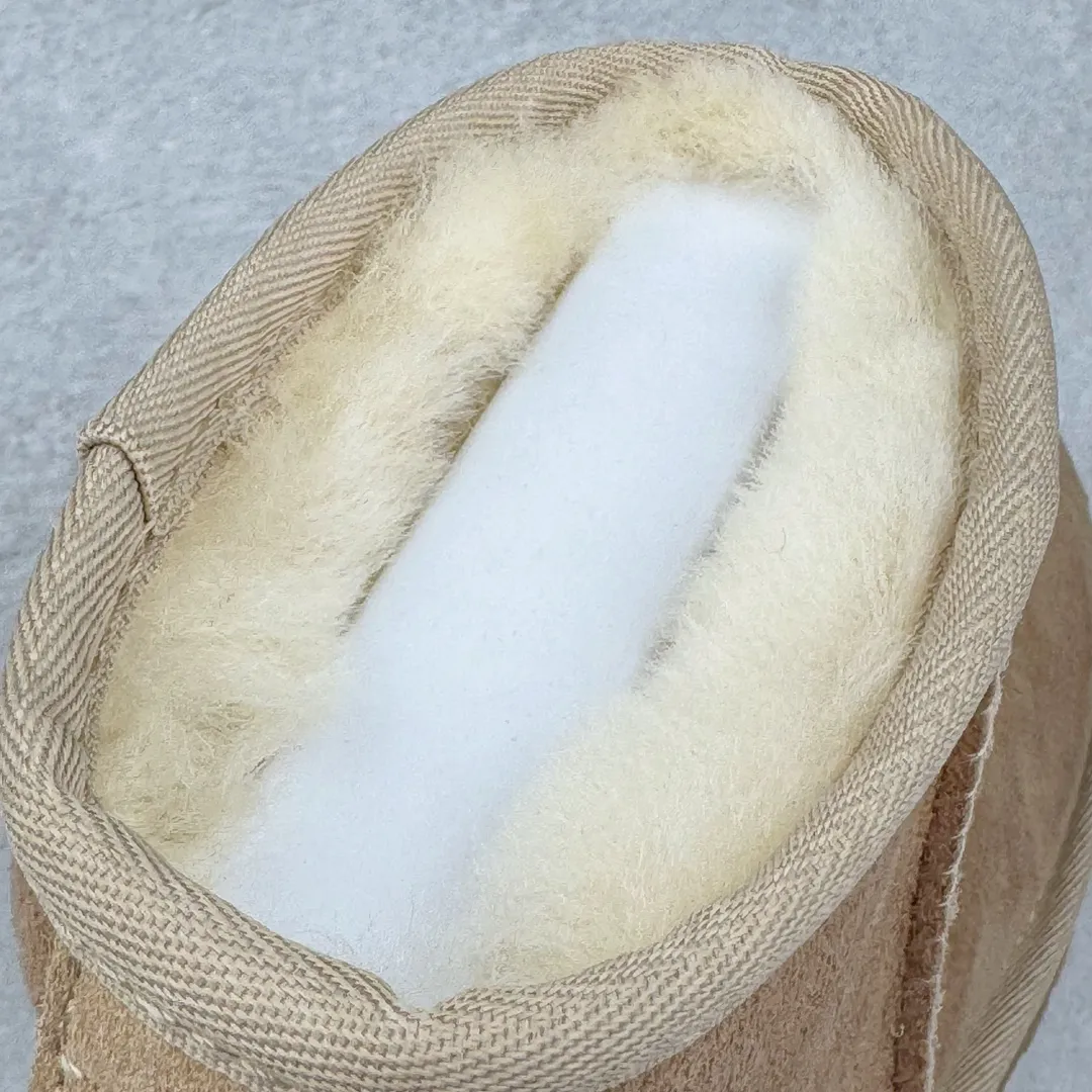 Pick up locally💰520 UGG 6222 Classic short-cut autumn and winter sheepskin and fur integrated snow boots. All shoes are made from the same factory as ZP. Longfeng A-grade Australian imported sheepskin and fur integrated men's and women's boots. Brand OEM production line. Fully follow the ZP process. OEM original pattern maker. Adhering to the principle of no original shoes and no development selection. Pay attention to every detail. The most authentic version on the market. TREADLITE "Light Wing" technology outsole. Lightweight/durable/flexible/pile size: 35 36 37 38 39 40 41 42 43 44 45 Coding: by2936070